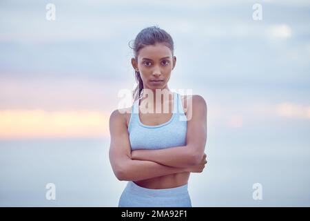 Bei Fortschritt geht es darum, konsequent zu sein. Eine junge Frau, die draußen joggen will. Stockfoto
