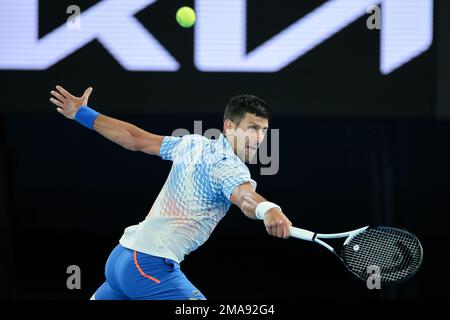 Melbourne, Australien. 19. Januar 2023. Novak Djokovic von Serbien in Aktion während des Spiels der 2. Runde zwischen Novak Djokovic von Serbien und Enzo Couacaud von Frankreich am 4. Tag bei der Australian Open Tennis 2023 in der Rod Laver Arena, Melbourne, Australien am 19. Januar 2023. Foto von Peter Dovgan. Nur redaktionelle Verwendung, Lizenz für kommerzielle Verwendung erforderlich. Keine Verwendung bei Wetten, Spielen oder Veröffentlichungen von Clubs/Ligen/Spielern. Kredit: UK Sports Pics Ltd/Alamy Live News Stockfoto