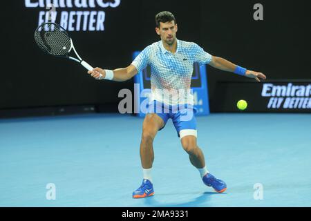 Melbourne, Australien. 19. Januar 2023. Novak Djokovic von Serbien in Aktion während des Spiels der 2. Runde zwischen Novak Djokovic von Serbien und Enzo Couacaud von Frankreich am 4. Tag bei der Australian Open Tennis 2023 in der Rod Laver Arena, Melbourne, Australien am 19. Januar 2023. Foto von Peter Dovgan. Nur redaktionelle Verwendung, Lizenz für kommerzielle Verwendung erforderlich. Keine Verwendung bei Wetten, Spielen oder Veröffentlichungen von Clubs/Ligen/Spielern. Kredit: UK Sports Pics Ltd/Alamy Live News Stockfoto