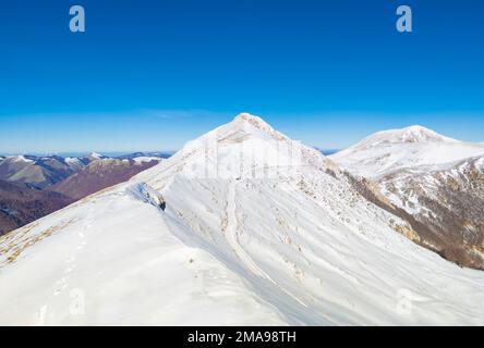 Rieti (Italien) - der Gipfel des Monte di Cambio neben Terminillo im Winter mit Schnee. Über 2000 Meter, in Monti Reatini, Appennini Range. Stockfoto