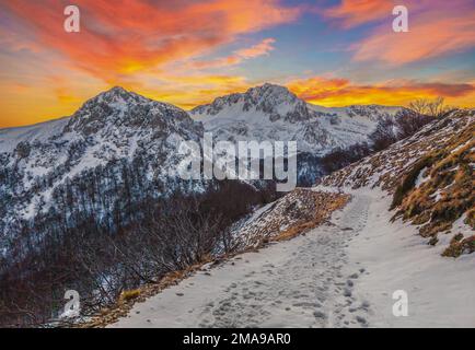 Rieti (Italien) - der Gipfel des Monte di Cambio neben Terminillo im Winter mit Schnee. Über 2000 Meter, in Monti Reatini, Appennini Range. Stockfoto