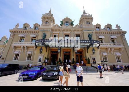 MONTE CARLO, MONACO - 18. JUNI 2022: Monte-Carlo Casino und Luxuswagen in Monte Carlo, Monaco Stockfoto