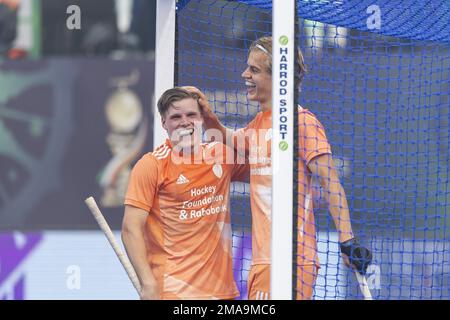 BHUBANESWAR - Justen Blok (NED) trifft und feiert mit Koen Bijen (NED) während des Spiels Niederlande gegen Chile bei der Hockey-Weltmeisterschaft in Indien. AP WILLEM VERNES Stockfoto