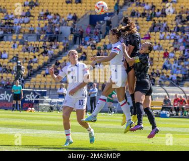 Wellington, Neuseeland, Januar 19. 2023: Lindsay Horan (10 USA) beobachtet die Luftherausforderung während der International Friendly zwischen den USA und Neuseeland im Sky Stadium in Wellington, Neuseeland (Joe Serci - SPP) Kredit: SPP Sport Press Photo. Alamy Live News Stockfoto