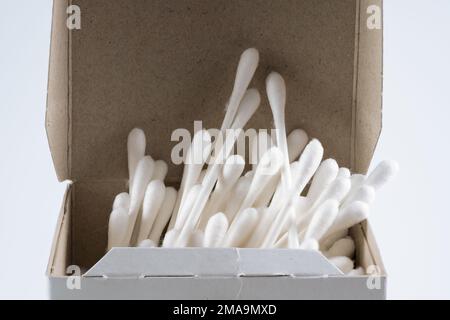 Q-Tips Wattestäbchen mit Pappstöpseln im Einzelhandelskarton mit offenem Deckel, isoliert auf weißem Hintergrund Stockfoto