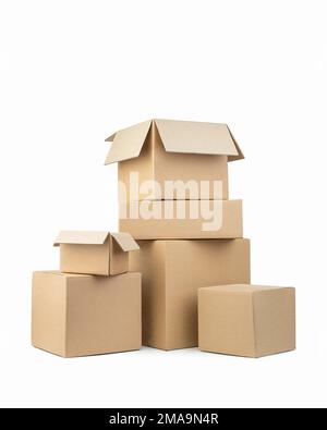 Beige Kartons auf isoliertem weißem Hintergrund Stockfoto