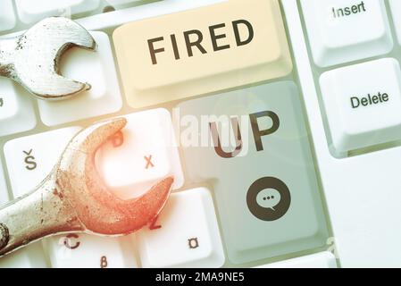 Inspiration mit Schild „Fired Up“. Geschäftskonzept bedeutet, dass jemand motiviert ist und sich über die Veranstaltung aufregt Stockfoto