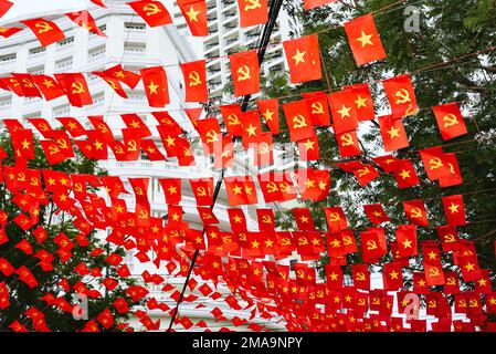 Vietnamesische Flaggen und kommunistische Flaggen in Nha Trang Vietnam Stockfoto