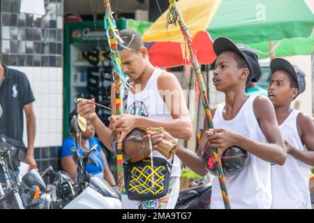 Nazare, Bahia, Brasilien - 23. März 2016: Gruppe von Capoeira-Praktizierenden, die auf den Platz zu gehen. Stadt Nazare das Farinhas, Brasilien. Stockfoto