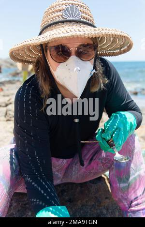 Freiwillige reinigen Öl am Strand von Rio Vermelho in der Stadt Salvador. Der Standort war von einer Ölpest vor der Küste von Bahia betroffen. Stockfoto