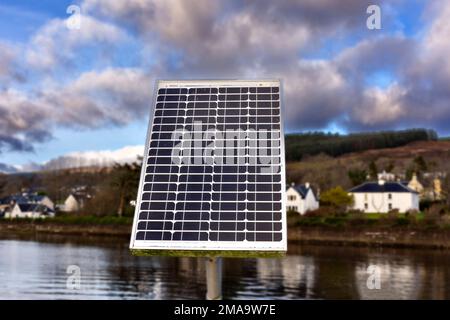 Ein Solarzellenpanel oder Photovoltaik-Modul (PV) in Meeresnähe Stockfoto