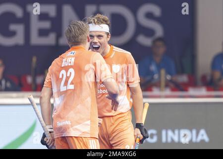 BHUBANESWAR – Derck de Vilder (NED) trifft während des Spiels Niederlande gegen Chile bei der Hockey-Weltmeisterschaft in Indien. AP WILLEM VERNES Stockfoto