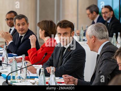 Barcelona, Spanien. 19. Januar 2023. Der französische Präsident Emmanuel Macron hat sich auf dem spanisch-französischen Gipfeltreffen 27. vorgestellt, auf dem bilaterale Vertragsdokumente zwischen Spanien und Frankreich unterzeichnet wurden, was eine enge Zusammenarbeit zwischen den beiden Ländern bedeuten wird. Kredit: ZUMA Press/Alamy Live News Stockfoto