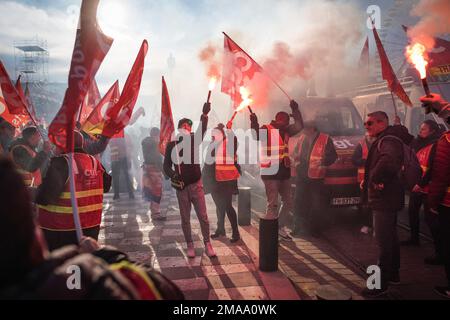 Schön, Frankreich. 19. Januar 2023 Tausende streikende Arbeiter in Nizza, Frankreich, nehmen am Donnerstag an Massendemonstrationen Teil und stoppten den Transport an einem landesweiten Tag des Protests gegen die Pläne der französischen Regierung Macron, das Rentenalter um zwei Jahre auf 64 Jahre anzuheben. Kredit: Guy Corbishley/Alamy Live News Stockfoto