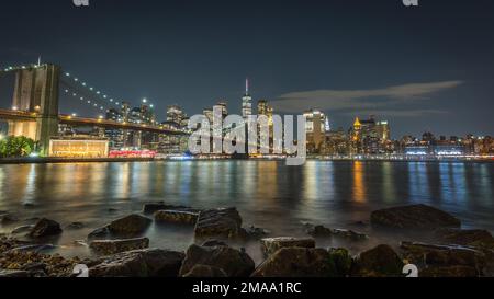 Klassischer Blick auf die Brooklyn Bridge und Manhattan vom Pebble Beach in Brooklyn Stockfoto