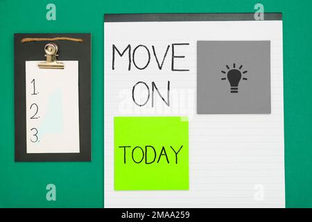 Textbeschriftung mit Präsentation Weiter. Es wurde geschrieben, dass man den Ort, wo man übernachtet, verlassen und woanders hingehen soll Stockfoto