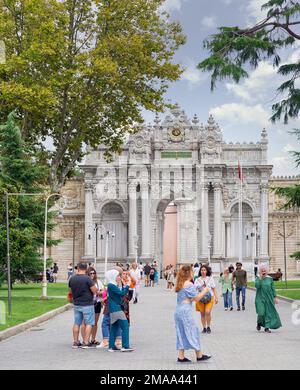 Istanbul, Türkei - 31. August 2022: Eintritt zum Dolmabahce-Palast, mit Touristen, die den Ort besuchen Stockfoto