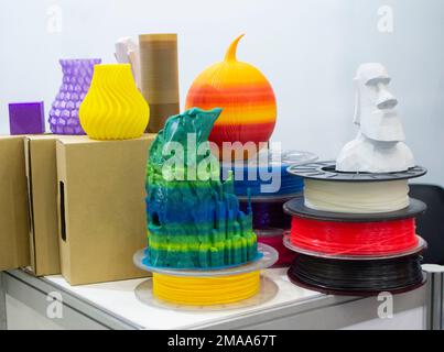 Mehrere verschiedene abstrakte mehrfarbige Modelle, die auf einem 3D-Drucker auf dem Tisch gedruckt wurden Stockfoto