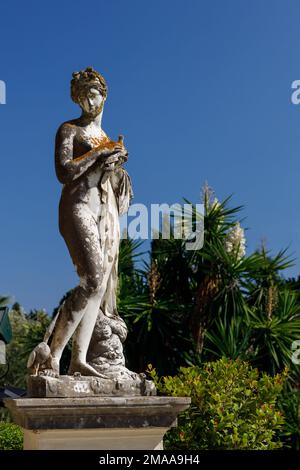 Der Palast der Kaiserin Elisabeth Sissi von Österreich, auch bekannt als Achilleion-Palast, beherbergt eine beeindruckende Statue der Aphrodite mit einer Taube. Das ist Stockfoto