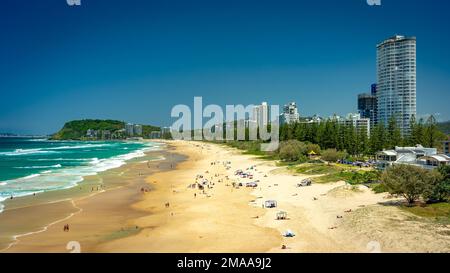 Gold Coast, Queensland, Australien - Burleigh Beach vom North Burleigh Lookout aus gesehen Stockfoto