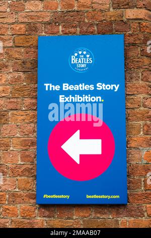 Ein Schild für die beatles Story Exhibition am Albert Dock, Liverpool. Stockfoto