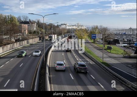 Autoverkehr in das Stadtzentrum von Oslo auf der Autobahn E18 mit Blick auf den Westen entlang der Sjølystveien. Norwegen. Stockfoto