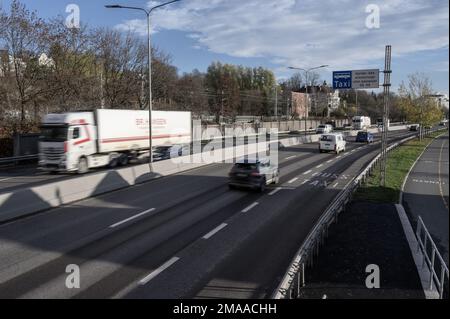 Autoverkehr in das Stadtzentrum von Oslo auf der Autobahn E18 mit Blick auf den Westen entlang der Sjølystveien. Norwegen. Stockfoto