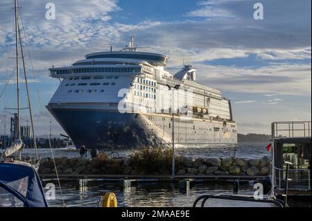 Die Fähre „Magic Color“ der Color Line fährt bei Abfahrt von Oslo, Norwegen, vom Hjortnes Terminal zurück. Stockfoto