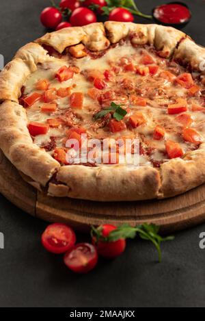 Scharfe indische Pizza auf dunklem Hintergrund von oben Stockfoto