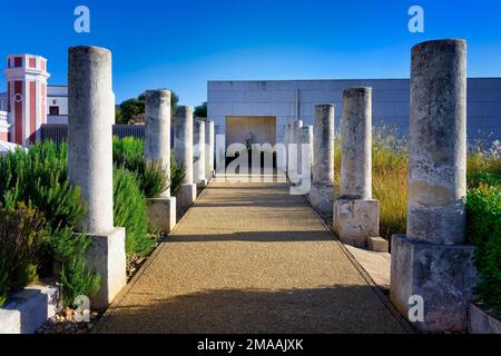 Kolonnade im Garten Patio, Estai Palast, Estai, Loule, Faro Bezirk, Algarve, Portugal Stockfoto