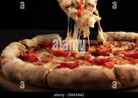 Neapalitanische Pizza mit Tomaten auf weißem Hintergrund. Stockfoto