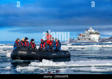 Zodiac vom Expeditionsschiff Greg Mortimer bei Torellneset Alkefjellet im Svalbard-Archipel, Nordnorwegen. Torellneset ist eine Landzunge Stockfoto