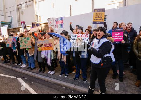 Royal Sussex Hospital, Kemptown, Brighton, East Sussex, Großbritannien. Royal College of Nurses Union streikt im Rahmen eines nationalen Arbeitsstreits um bessere Bezahlung und Konditionen im Royal Sussex Hospital, Brighton. Das Bild zeigt die Warteschleife vor der Tür zur Mittagszeit am 19. Januar 2023. David Smith/Alamy Live News Stockfoto