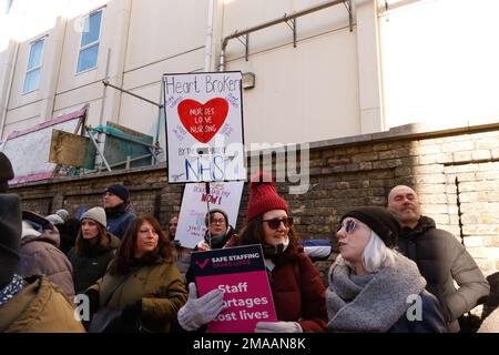 Royal Sussex Hospital, Kemptown, Brighton, East Sussex, Großbritannien. Royal College of Nurses Union streikt im Rahmen eines nationalen Arbeitsstreits um bessere Bezahlung und Konditionen im Royal Sussex Hospital, Brighton. Das Bild zeigt die Warteschleife vor der Tür zur Mittagszeit am 19. Januar 2023. David Smith/Alamy Live News Stockfoto