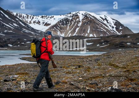 Landung in Signehamna. Expeditions-Kreuzfahrtschiff Greg Mortimer in Svalbard-Archipel, Nordnorwegen. Blick auf die Signehamna, eine natürliche Bucht und den Hafen Stockfoto