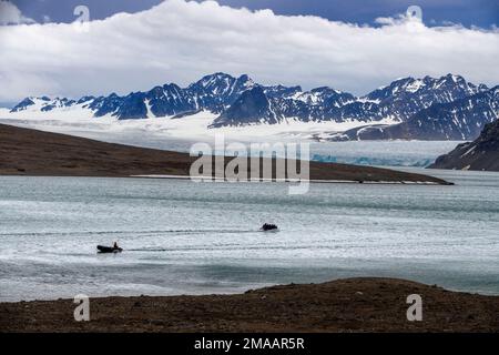 Landung in Signehamna. Expeditions-Kreuzfahrtschiff Greg Mortimer in Svalbard-Archipel, Nordnorwegen. Blick auf die Signehamna, eine natürliche Bucht und den Hafen Stockfoto