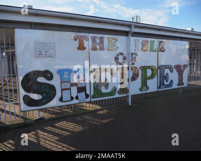 Sheerness, Kent, Großbritannien. 19. Januar 2023. Sheerness auf der Insel Sheppey in Kent hat £20 Millionen Regierungsgelder für die Verbesserung der Stadt als Teil eines Nivellierungsprogramms gewonnen. Das Sheppey College wird erweitert, der Fußweg vom Bahnhof zum Meer verbessert, das Gesundheitszentrum für gesundes Wohnen verbessert, der Beachfields Park mit neuen Freizeitaktivitäten aufgewertet und das Masters House in kreative Arbeitsbereiche umgewandelt. Bild: Isle of Sheppey-Schild am Bahnhof. Kredit: James Bell/Alamy Live News Stockfoto