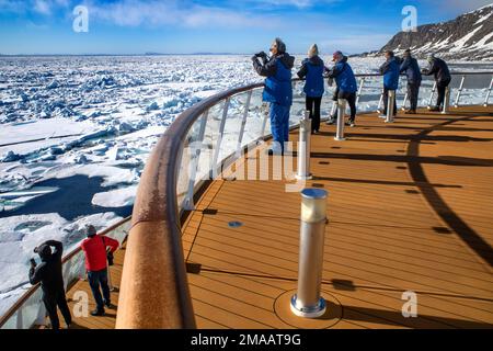 Der Tourist machte Fotos auf dem Hauptdeck des Expeditionsschiffs Greg Mortimer in Svalbard-Archipel, arktisches Norwegen. Stockfoto