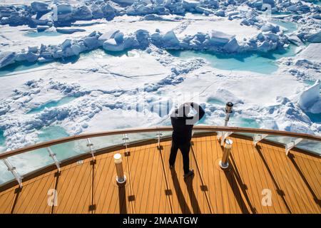 Der Tourist machte Fotos auf dem Hauptdeck des Expeditionsschiffs Greg Mortimer in Svalbard-Archipel, arktisches Norwegen. Stockfoto