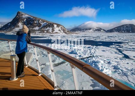 Der Tourist machte Fotos auf dem Hauptdeck des Expeditionsschiffs Greg Mortimer in Svalbard-Archipel, arktisches Norwegen. Stockfoto