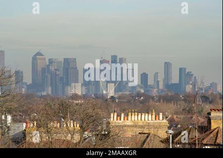 London, England, Großbritannien. 19. Januar 2023. Neblig blauer Himmel über Canary Wharf im Osten Londons. :Claire Doherty/Alamy Live News Stockfoto