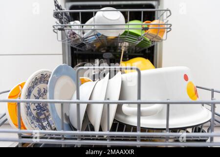 Geschirrspüler Nahaufnahme mit Geschirr, einfach zu verwenden und Wasser zu sparen, umweltfreundlich, eingebaute Küche Geschirrspülmaschine Stockfoto