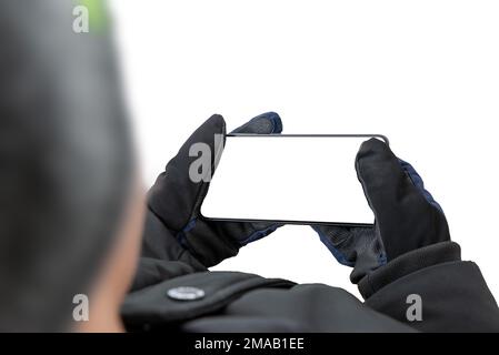 Mann, der ein Mobiltelefon in horizontaler Position hält. Isolierte Anzeige und Hintergrund. Konzept für die Präsentation von Apps, Nutzung von mobilen Karten, p Stockfoto