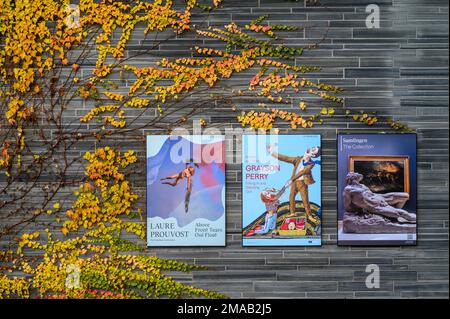 An der Wand des neuen Nasjonalmuseums in Oslo, Norwegen, hängen Ausstellungsposter mit Efeu in Herbstfarben an der Wand. Stockfoto