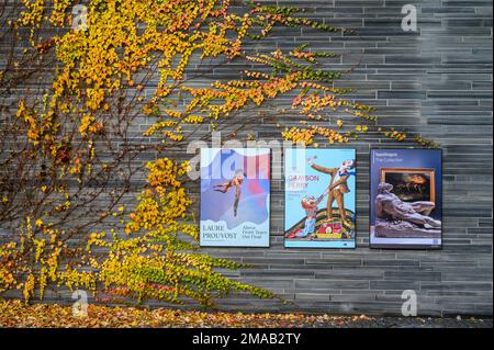 An der Wand des neuen Nasjonalmuseums in Oslo, Norwegen, hängen Ausstellungsposter mit Efeu in Herbstfarben an der Wand. Stockfoto