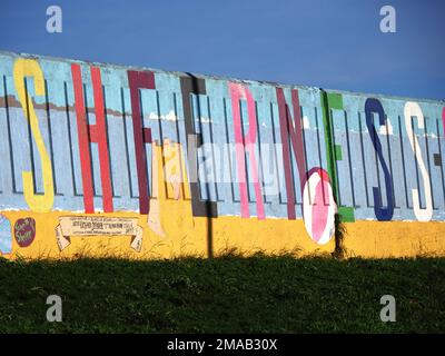 Sheerness, Kent, Großbritannien. 19. Januar 2023. Sheerness auf der Insel Sheppey in Kent hat £20 Millionen Regierungsgelder für die Verbesserung der Stadt als Teil eines Nivellierungsprogramms gewonnen. Das Sheppey College wird erweitert, der Fußweg vom Bahnhof zum Meer verbessert, das Gesundheitszentrum für gesundes Wohnen verbessert, der Beachfields Park mit neuen Freizeitaktivitäten aufgewertet und das Masters House in kreative Arbeitsbereiche umgewandelt. Bild: Ein Schild am Meer. Kredit: James Bell/Alamy Live News Stockfoto