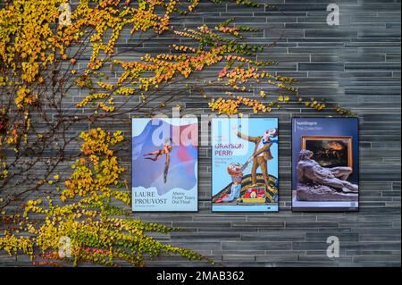 An der Wand des neuen Nasjonalmuseums in Oslo, Norwegen, hängen Ausstellungsposter mit Efeu in Herbstfarben an der Wand. Stockfoto