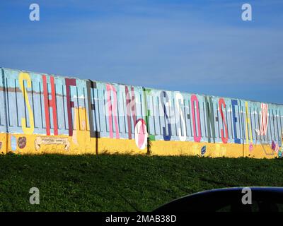 Sheerness, Kent, Großbritannien. 19. Januar 2023. Sheerness auf der Insel Sheppey in Kent hat £20 Millionen Regierungsgelder für die Verbesserung der Stadt als Teil eines Nivellierungsprogramms gewonnen. Das Sheppey College wird erweitert, der Fußweg vom Bahnhof zum Meer verbessert, das Gesundheitszentrum für gesundes Wohnen verbessert, der Beachfields Park mit neuen Freizeitaktivitäten aufgewertet und das Masters House in kreative Arbeitsbereiche umgewandelt. Bild: Ein Schild am Meer. Kredit: James Bell/Alamy Live News Stockfoto