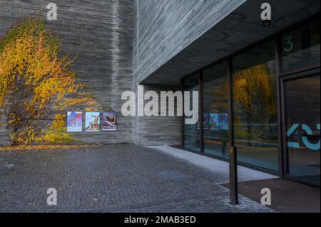 Ausstellungsposter und Herbstefeu an der Wand am Eingang des neuen Nasjonalmuseums in Oslo, Norwegen. Stockfoto