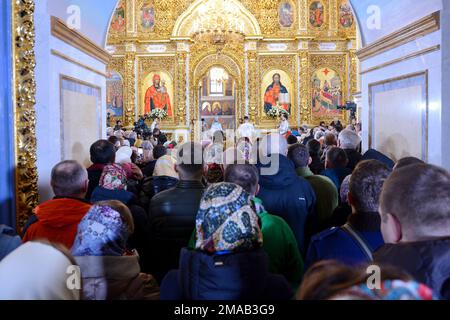 Kiew, Ukraine. 19. Januar 2023. Die Menschen besuchen das Fest der Taufe des Herrn unter dem Vorsitz der Metropolitanischen Epiphanie der orthodoxen Kirche der Ukraine. Die Feier des Fests der Taufe des Gottesdienstes unter dem Vorsitz von Serhii Petrovych Dumenko, der Metropolitanischen Epiphanie der orthodoxen Kirche der Ukraine. Bis zum 31. Dezember 2022 standen die Dienste unter der Kontrolle der UOC des Moskauer Patriarchats. Kredit: SOPA Images Limited/Alamy Live News Stockfoto